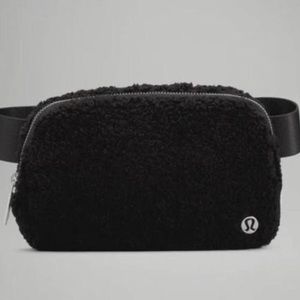Everywhere Fleece Belt Bag
In: black